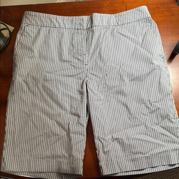 Jones New York Women’s Vertical Striped Black&White Stretch Shorts, size 14 - Picture 1 of 7